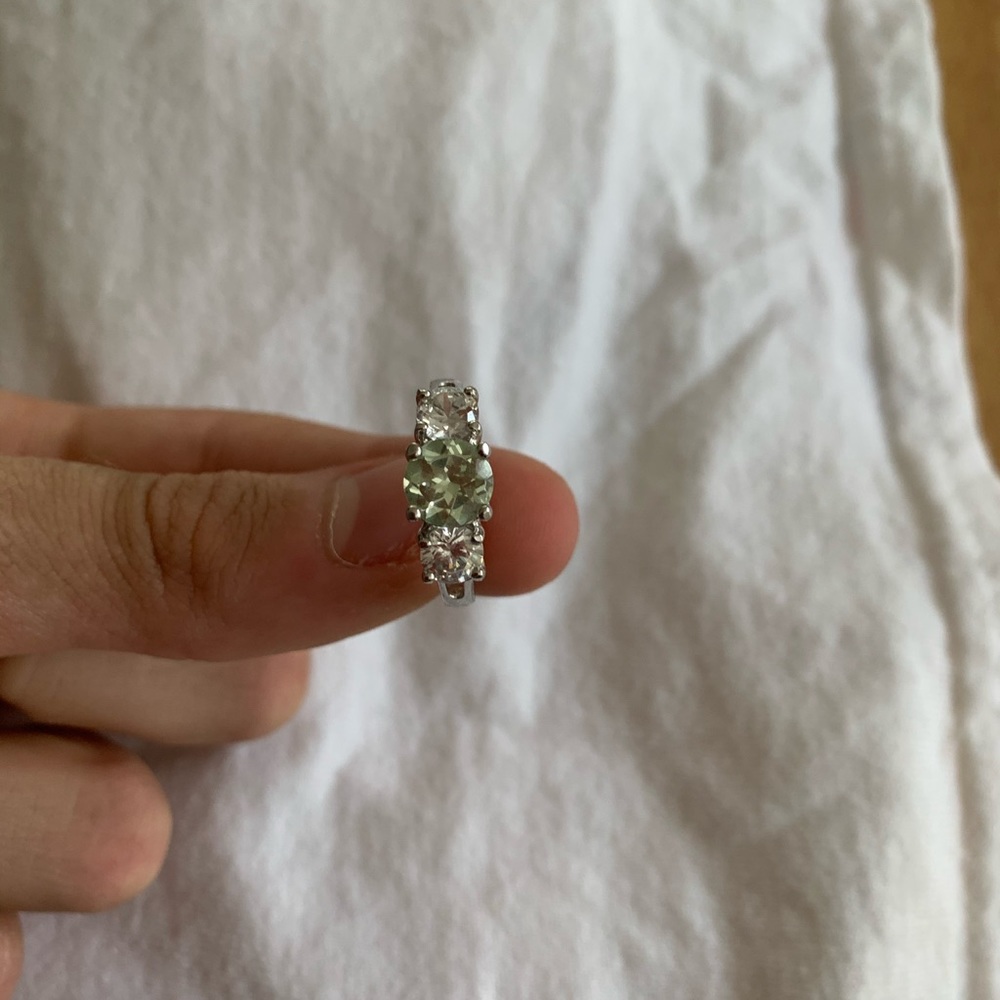 📦 SS ring w/ CZ light green stone - Picture 3 of 4